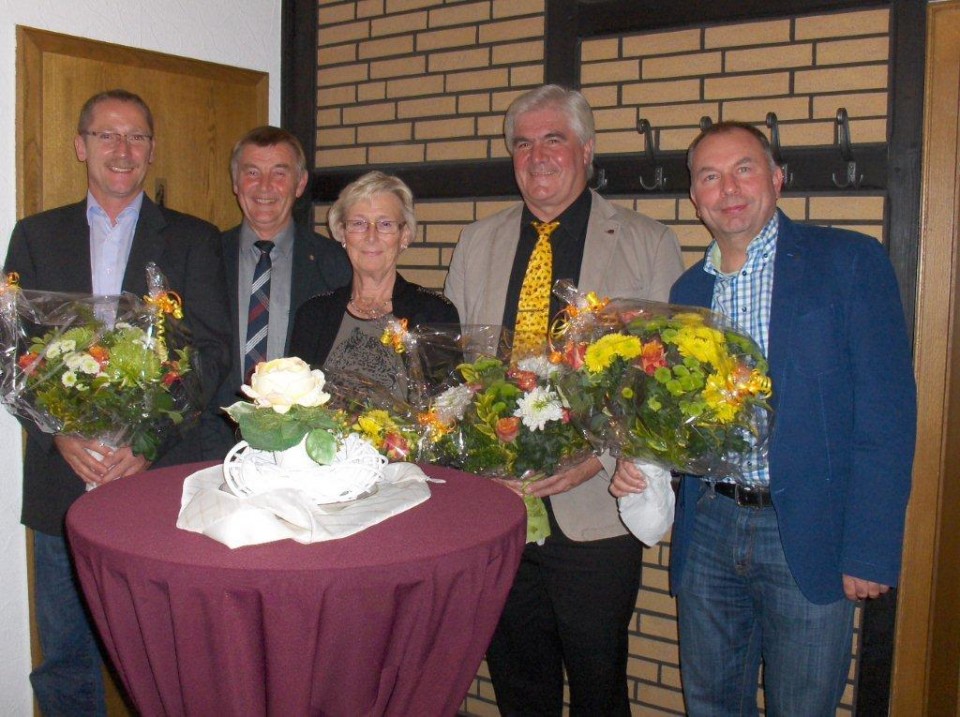 Die CDU Fraktion verabschiedete die ausgeschiedenen Ratsmitglieder. Dirk Tiemann, der neue Fraktionsvorsitzende Herbert Heuer, Liane Spilker, Heiner von der Ahe und Thomas Horstmann (v.l.) 