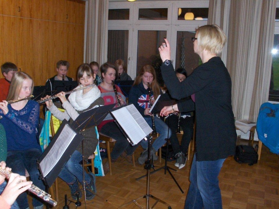 Der Blserchor der Verbundschule Hille unter Leitung von Stephanie Vehling sorgte fr eine festliche Stimmung.