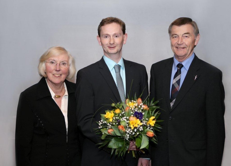 Gemeindeverbandsvorsitzende Hanna Hartmann und Fraktionsvorsitzender Herbert Heuer gratulieren dem Bürgermeisterkandidaten  Björn Horstmeier (Mitte) zur Aufstellung.