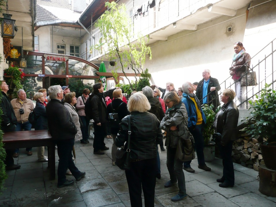Die Reisegruppe an einen der Drehorte für den Film „Schindlers Liste“ im Stadtteil Kazimierz in Krakau. Die Reisegruppe an einen der Drehorte für den Film „Schindlers Liste“ im Stadtteil Kazimierz in Krakau.