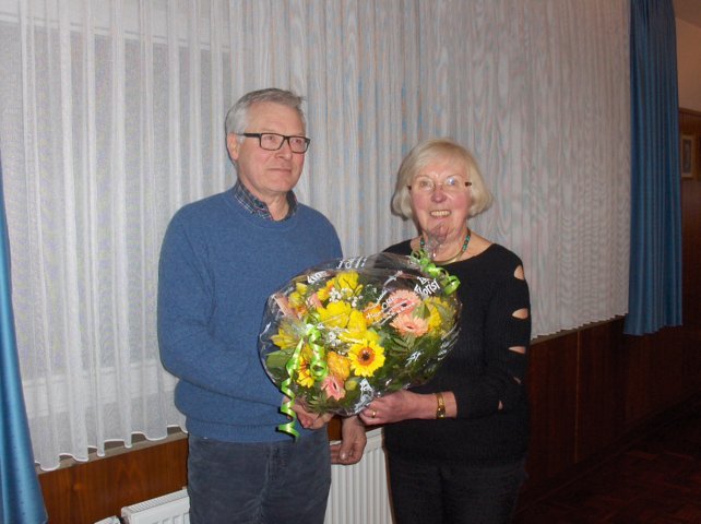 Hanna Hartmann gratuliert Hartmut Borcherding zu seiner Wiederwahl.
