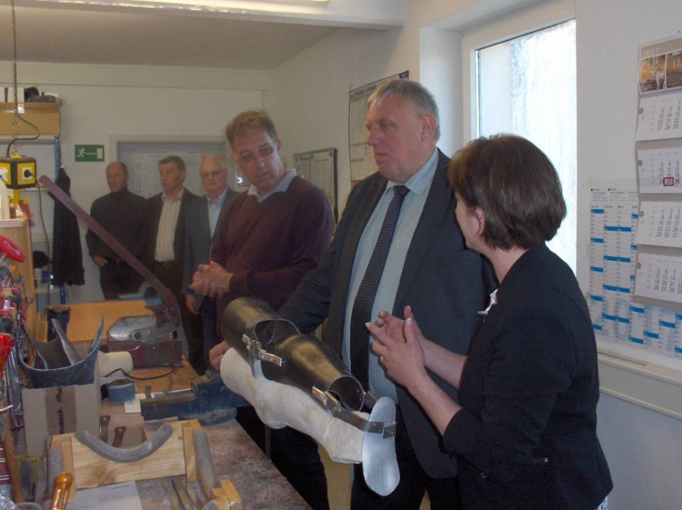K-J Laumann und Bianca Winkelmann mit Gästen beim Besuch der Firma Westerfeld in Gehlenbeck.