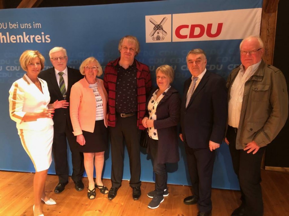 Innenminister Herbert Reul (2.v.r.) mit MdL Kisten Korte (1.v.l.) und Gsten aus Hille 