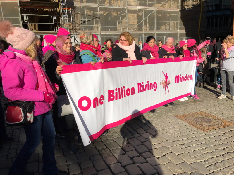 Teilnehmer der Demonstration „One Billion Rising“