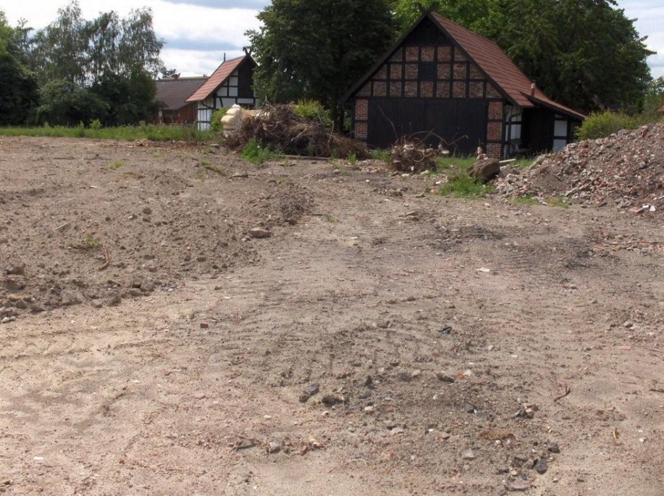 Nach dem Abräumen der Brandruine an der Handwerksscheune bietet sich eine große Fläche zur Neugestaltung an. Nach dem Abräumen der Brandruine an der Handwerksscheune bietet sich eine große Fläche zur Neugestaltung an.