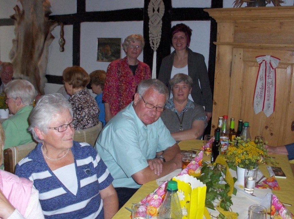 Helga Uphoff und Katrin Flemming im Kreis der Gäste des Sommertreffs Helga Uphoff und Katrin Flemming im Kreis der Gäste des Sommertreffs