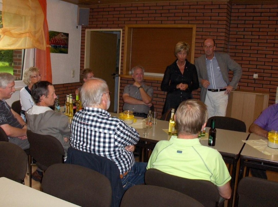 Stellvertr. Landrätin Kirstin Korte im Gespräch mit Gästen des CDU Sommerfestes Stellvertr. Landrätin Kirstin Korte im Gespräch mit Gästen des CDU Sommerfestes