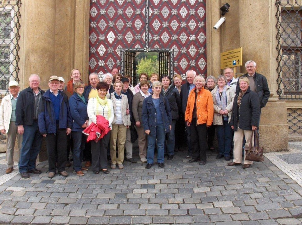 Die Hiller CDU Frauenunion vor der Deutschen Botschaft in Prag.