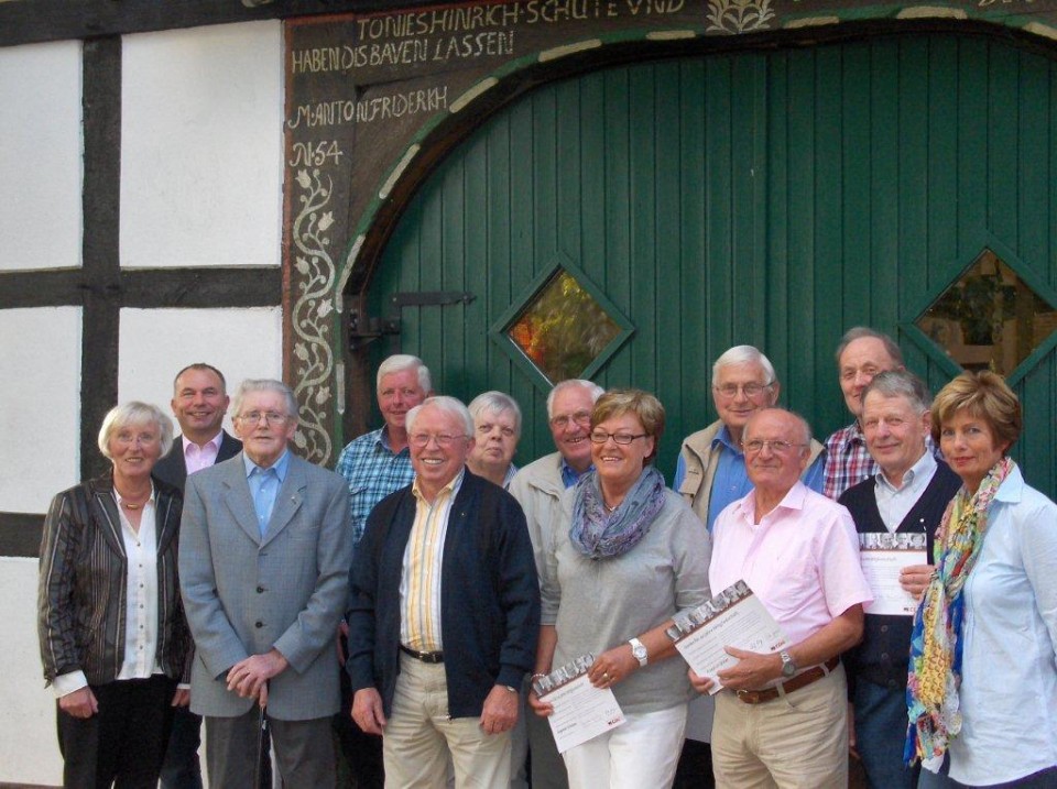 Geehrte und Ehrende: 1.Reihe v.l.: H. Hartmann, M. Rsch, H. Griese,  S. Schossau, F. Bker, E. v. Behren, K. Korte. 2. Reihe, v.l.: T. Horstmann, D. Rathert, G. Blomenkamp, W. v. Behren, H. v. Behren, K-H. Sdmeier