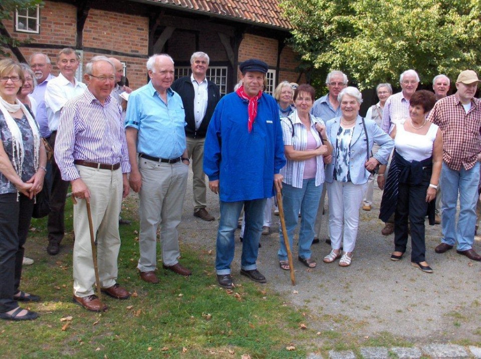 Der Kiepenkerl führte die Besucherguppe  aus Hille durch das Mühlenhoffreilichtmuseum am Aasee in Münster.