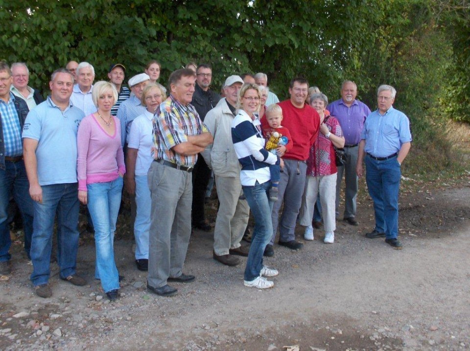 Freunde und Mitglieder der CDU Ortsunionen Hartum und Holzhausen besichtigten die Biogasanlage in Hartum und diskutierten ber alternative Energien.