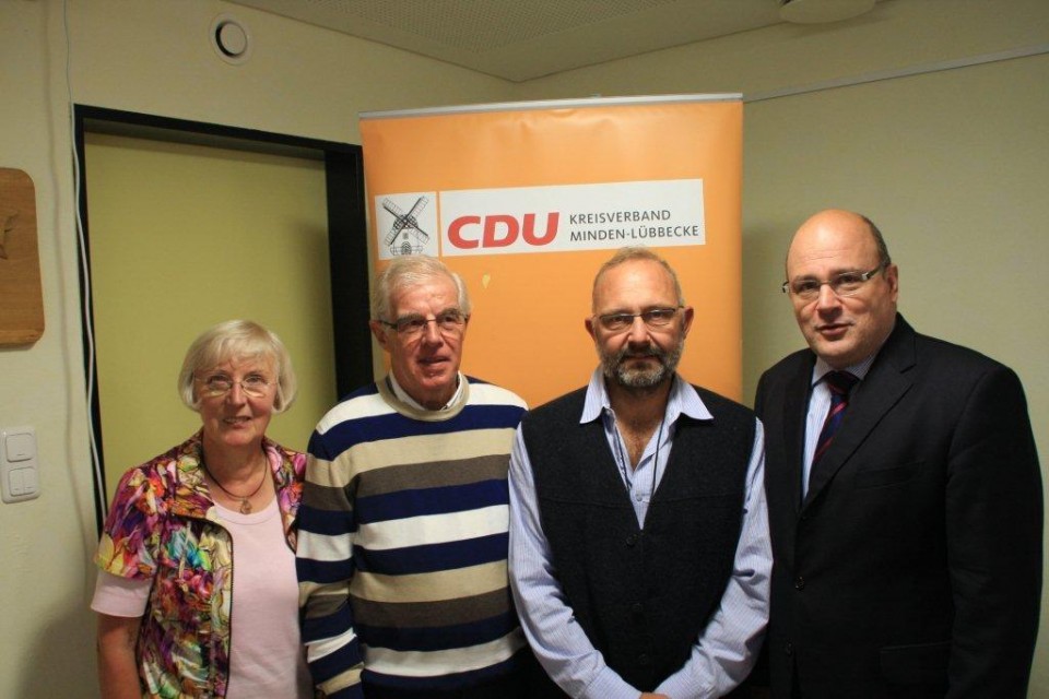 Steffen Kampeter, Parlamentarischer Staatssekretr  (r.) und Gemeindeverbandsvorsitzende Hanna Hartmann (l.) dankten den ausscheidenden Ratsmitgliedern Klaus Krause (2. v. r.)  und Heinz-Friedel Fabry (2.v.l) fr ihre langjhrige kommunalpolitische Arbeit
