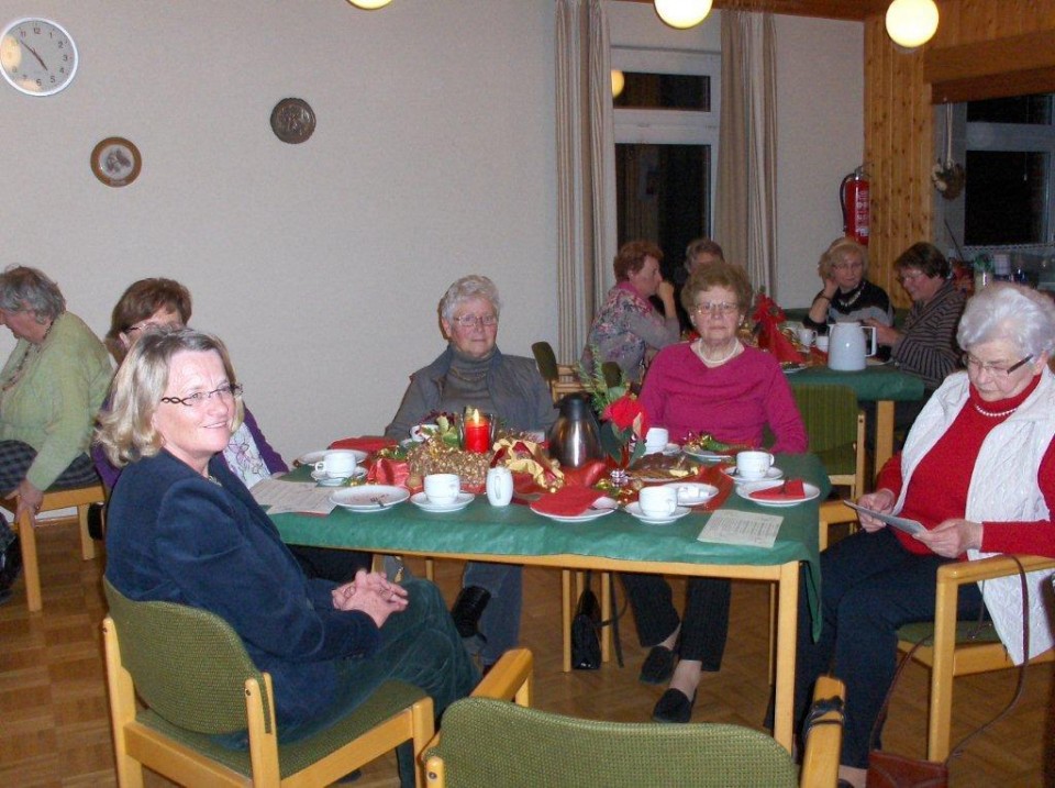 Gäste der Adventsfeier in der Seniorenwohnanlage Rothenuffeln