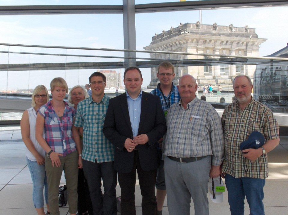 Die Hiller Besuchergruppe mit Dr. Tim Ostermann  (4.v.r.) in der Kuppel des Reichstagsgebäudes.