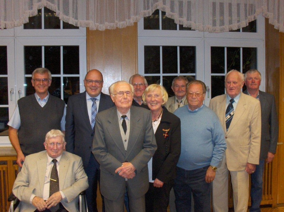  v.l. W. Hoppmann (25 Jahre), W. Schlinger (sitzend) (50 Jahre), St. Kampeter, H. Grannemann (60 Jahre), W. von Behren (50 Jahre), H. Hartmann, H. Bramkamp (50 Jahre), H.-U. Bokemeier (25 Jahre), W. von Behren (50 Jahre), F. Wiese (25 Jahre)
